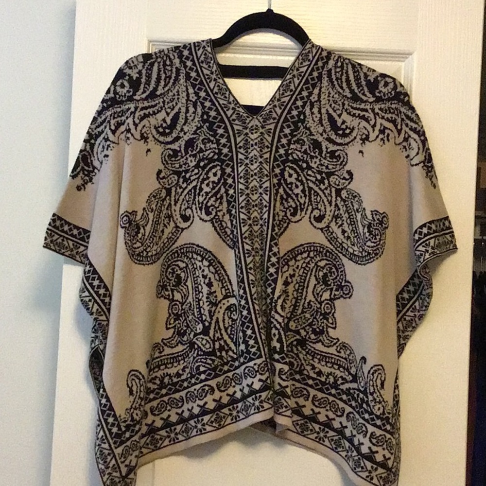 NWT Madison Boutique Sweater Poncho